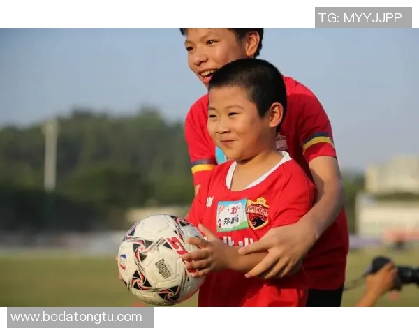 足球明星与小朋友欢乐共舞展现温馨瞬间传递快乐与梦想 足球明星与小朋友欢乐共舞展现温馨瞬间传递快乐与梦想